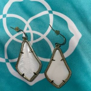 KENDRA SCOTT ALEX GOLD DROP EARRINGS IN IVORY PEARL